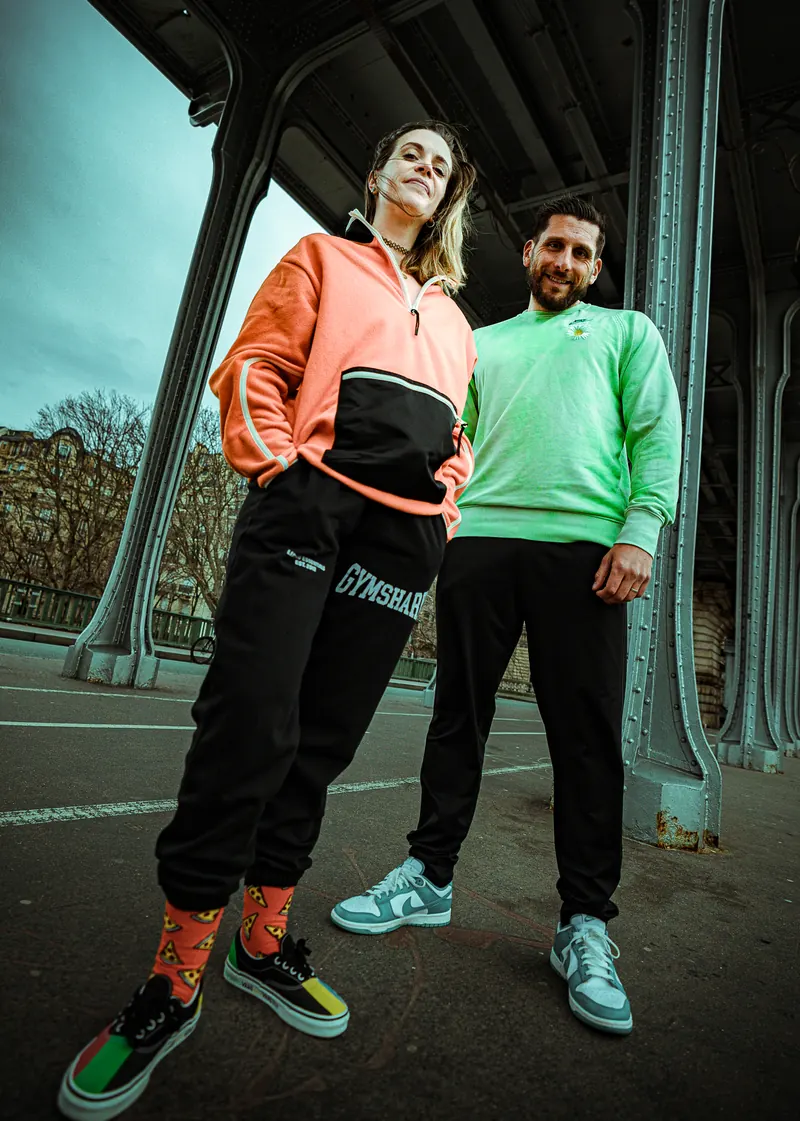 Deux modèles en tenue sportive, shooting de marque dirigé
