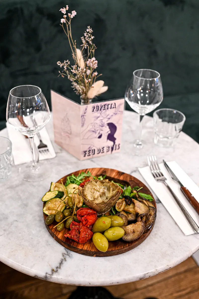 Assiette de plats méditerranéens sur table en marbre, restaurant en Bretagne