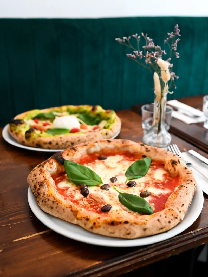 Pizza servie à table dans une salle de restaurant en Bretagne